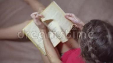 <strong>少女读书</strong>坐在沙发上。 女孩在沙发上看书。 女孩室内教育